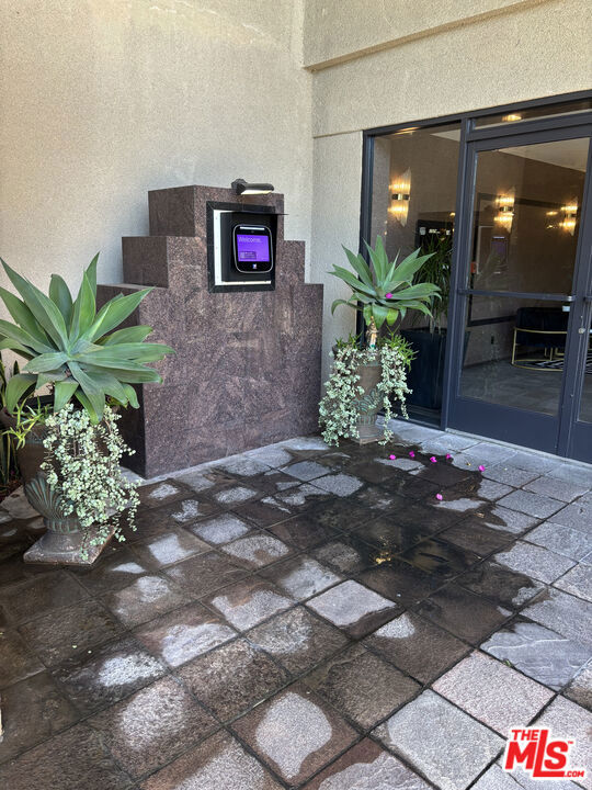 2222 N Beachwood Drive, Los Angeles CA: https://media.crmls.org/mediaz/e2c5b4cc-6150-446c-8245-8ee9d6a46705.jpg