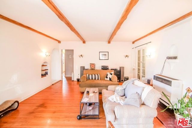 4516 ST CHARLES Place, Los Angeles CA: https://media.crmls.org/mediaz/e2c6a18e-d0d7-4b36-8b3e-0bb17093689a.jpg