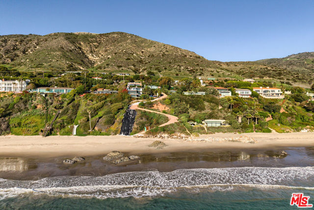 33398 Pacific Coast Highway, Malibu CA: https://media.crmls.org/mediaz/e2c70c7b-ebf4-4b7a-9067-6e72c77e67c0.jpg