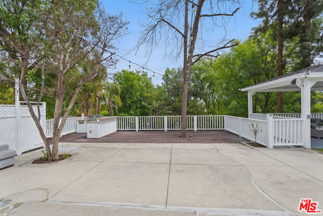 5220 Melvin Avenue, Tarzana CA: https://media.crmls.org/mediaz/e2c74571-36ab-451d-9724-f0530edd23c6.jpg