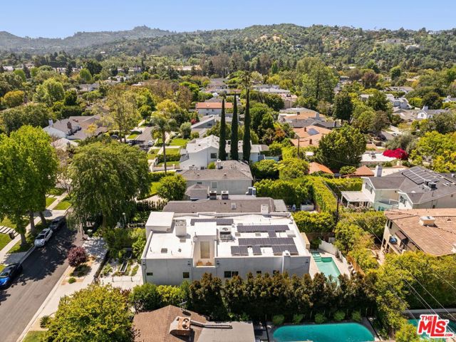 4255 Saint Clair Avenue, Studio City CA: https://media.crmls.org/mediaz/e2c77bb8-12d1-41a2-ad83-30806ac14293.jpg