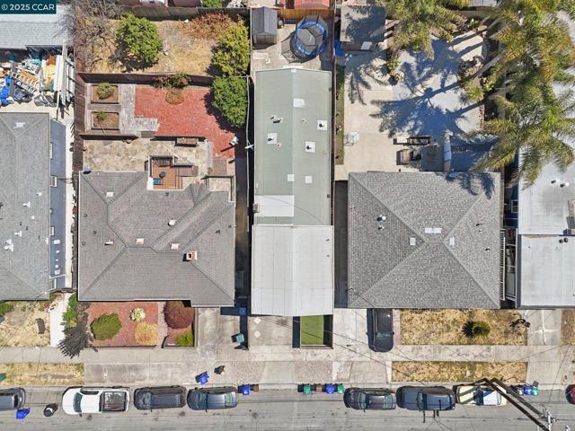 2110 Hellings Avenue, Richmond CA: https://media.crmls.org/mediaz/e2c7fbb7-c3ad-456d-93ea-37ee65c5ee4e.jpg