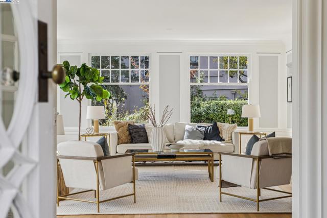 5811 Romany, Oakland CA: https://media.crmls.org/mediaz/e2c80eca-6d31-4387-baab-57eab5c5ec23.jpg