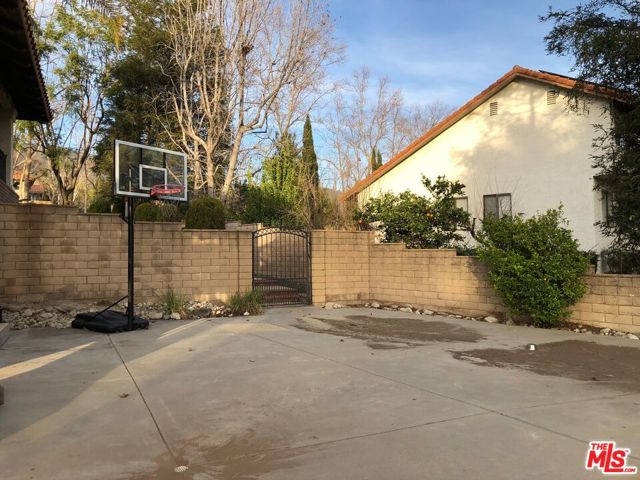 10723 Ridge Canyon Road, Rancho Cucamonga CA: https://media.crmls.org/mediaz/e2c83f7a-81fa-4458-bce0-d79d154b24d1.jpg