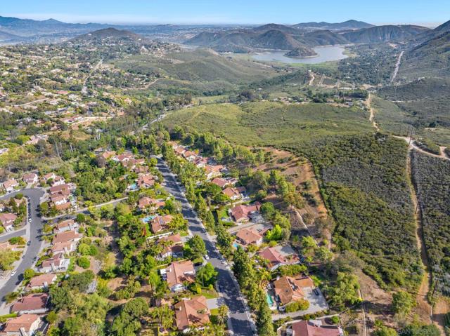 2241 Willowbrook St, Escondido CA: https://media.crmls.org/mediaz/e2c9f7b7-94db-49d8-83b1-34d142f476a8.jpg