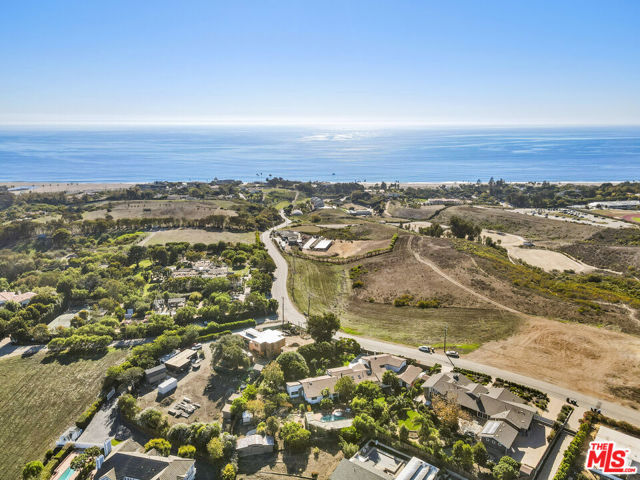 6052 Merritt Drive, Malibu CA: https://media.crmls.org/mediaz/e2cb208c-05b9-4394-a609-f1be1d0db812.jpg