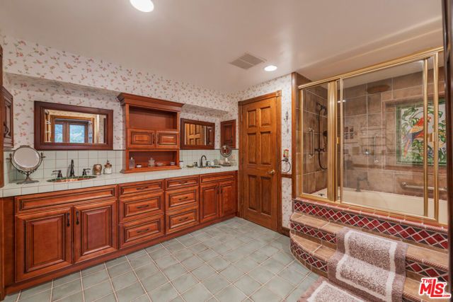 1242 Angelo Drive, Beverly Hills CA: https://media.crmls.org/mediaz/e2cb43f8-2382-4b80-87f2-6706888880db.jpg