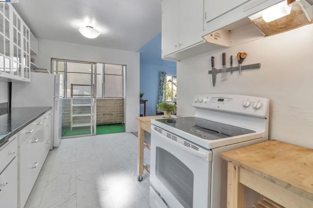 3877 Howe St, Oakland CA: https://media.crmls.org/mediaz/e2ccc22e-1939-4d4b-ae67-4ba95be769a3.jpg