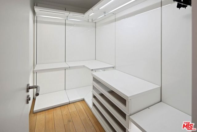 1106 N Hillcrest Road, Beverly Hills CA: https://media.crmls.org/mediaz/e2cd8e5a-58d6-42e3-abcb-aa5c72788b48.jpg