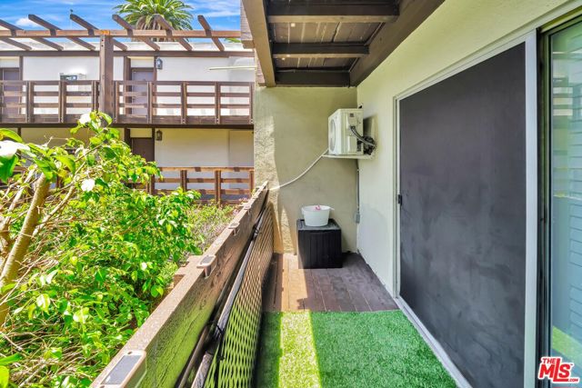 320 S Ardmore Avenue, Los Angeles CA: https://media.crmls.org/mediaz/e2cd9184-03b8-453c-8155-b46b7cebf391.jpg