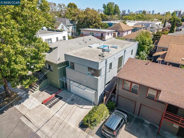 1017 45Th St, Emeryville CA: https://media.crmls.org/mediaz/e2ce2e20-0640-4e16-9ee0-d33cbadc381e.jpg