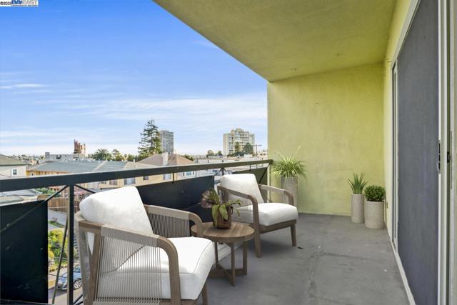 321 Warwick Ave, Oakland CA: https://media.crmls.org/mediaz/e2ce33a2-9050-40cb-82e1-772667e2c0fe.jpg