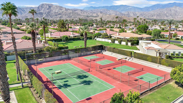 29 El Roble Court, Rancho Mirage CA: https://media.crmls.org/mediaz/e2ced01b-4cf3-4cb4-b73a-31bcb5997597.jpg