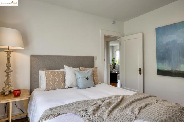 2901 Monticello AVE, Oakland CA: https://media.crmls.org/mediaz/e2cf2c64-faed-4afa-b30f-3a0ec278ba8b.jpg