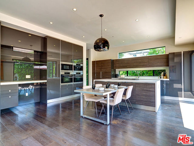 6360 Maryland Drive, Los Angeles CA: https://media.crmls.org/mediaz/e2d03c7b-8e2e-4c59-9645-09d27fb9c7d4.jpg