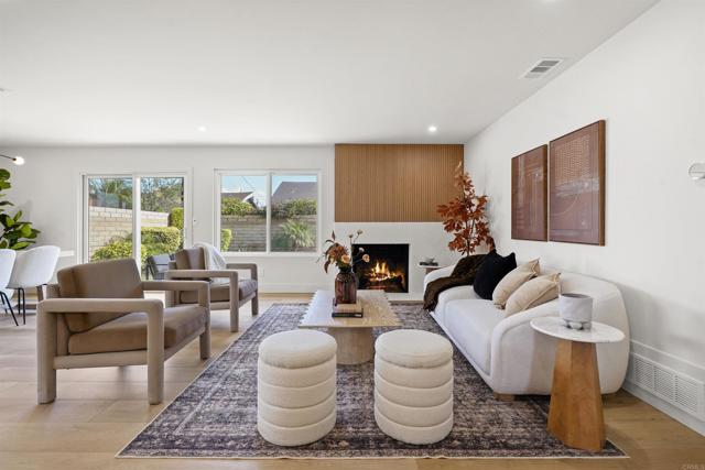 3130 Kerry Ln, Costa Mesa CA: https://media.crmls.org/mediaz/e2d06f79-26e2-4a77-9bb2-4af2f0478d4f.jpg