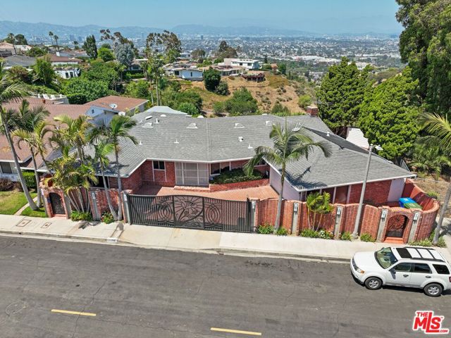 4260 S Cloverdale Avenue, Los Angeles CA: https://media.crmls.org/mediaz/e2d0a3bd-0476-4b93-8090-16093368c873.jpg