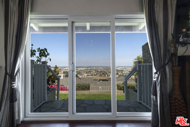 24880 Via Valmonte, Torrance CA: https://media.crmls.org/mediaz/e2d198d1-75ac-4179-be11-613ae4ee70d2.jpg