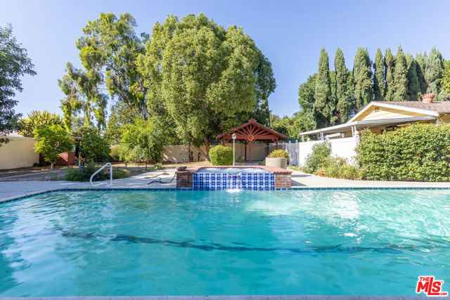 7225 Forbes Avenue, Lake Balboa CA: https://media.crmls.org/mediaz/e2d2617e-1c0d-4589-93ab-77a82cc5c325.jpg