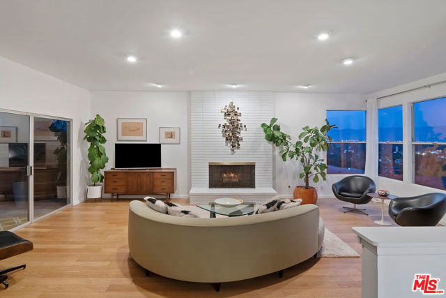 4025 Weslin Avenue, Sherman Oaks CA: https://media.crmls.org/mediaz/e2d2aba2-1e1b-433d-95bd-d66b49e7de94.jpg