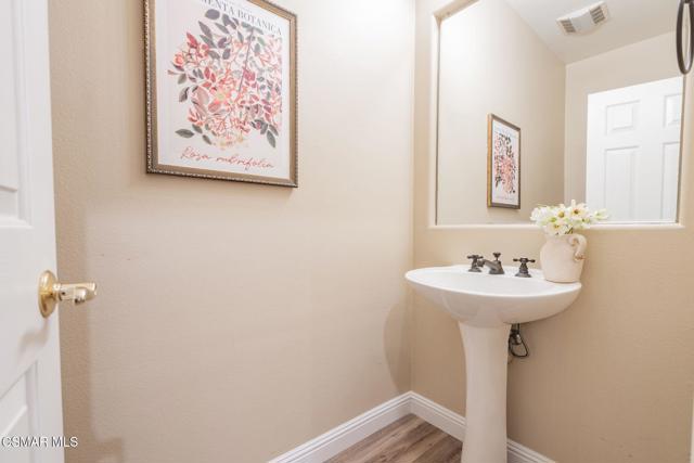 535 Winncastle Street, Simi Valley CA: https://media.crmls.org/mediaz/e2d31484-c2f5-4f2d-991e-f99fcfadf85d.jpg