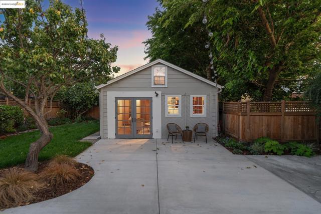 1708 Derby St, Berkeley CA: https://media.crmls.org/mediaz/e2d33815-518d-42a8-bf57-71eead3575d4.jpg