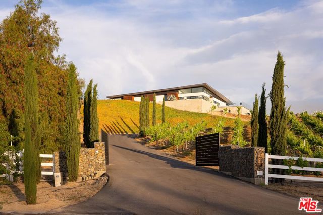 36453 Via El Pais Bonita, Temecula CA: https://media.crmls.org/mediaz/e2d36d34-6403-414c-b793-141e7d8e91b8.jpg