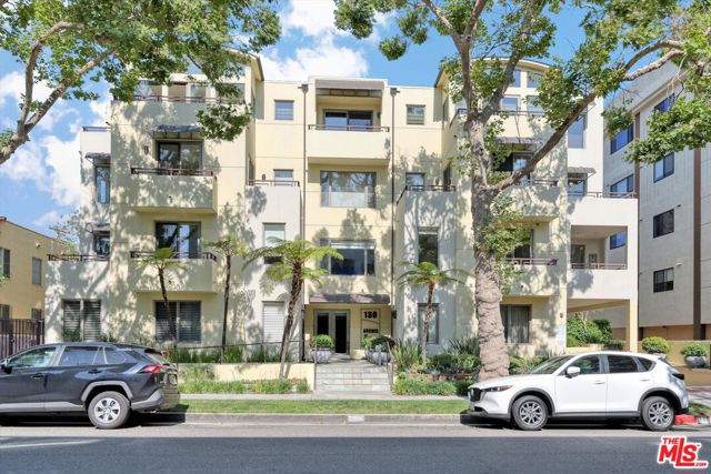 130 N Swall Drive, Beverly Hills CA: https://media.crmls.org/mediaz/e2d4488d-5813-435d-a1bc-e5be370808f4.jpg