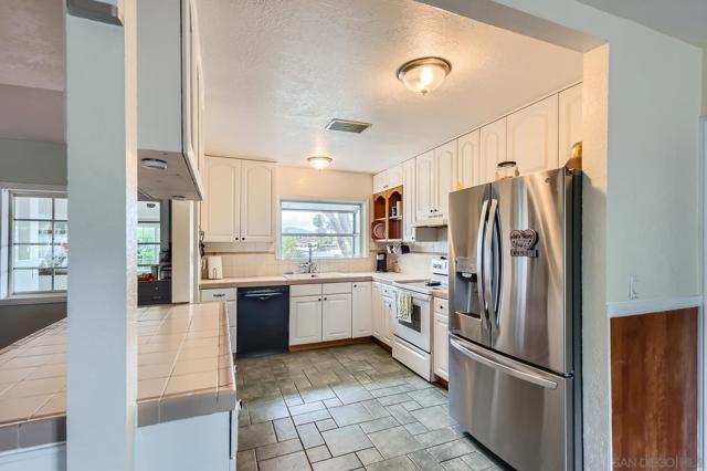 2535 Corona St, Lemon Grove CA: https://media.crmls.org/mediaz/e2d4a479-e4e1-4e9f-ab8d-369d5a58a6be.jpg