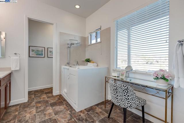 1440 Riva Trigoso Dr, Manteca CA: https://media.crmls.org/mediaz/e2d507ac-df3b-4e02-a4d6-6a08bf793bf1.jpg