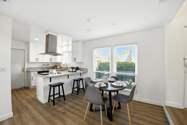 102 Rolling Green Cir, Pleasant Hill CA: https://media.crmls.org/mediaz/e2d61f7e-6bc8-490b-af17-fadada22791f.jpg