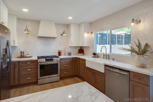 11384 Almazon St, San Diego CA: https://media.crmls.org/mediaz/e2d7e7d2-a481-4d04-945c-571563c42d33.jpg