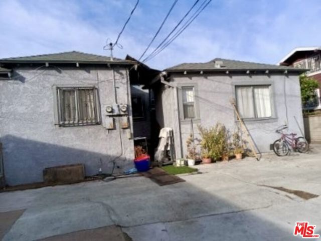 1224 W 41st Street, Los Angeles CA: https://media.crmls.org/mediaz/e2d8029c-e3b8-4224-a976-bb727aab26c2.jpg