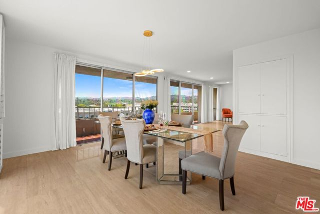 339 N Palm Drive, Beverly Hills CA: https://media.crmls.org/mediaz/e2d9e43c-bf6c-4440-b632-3aee88511e49.jpg