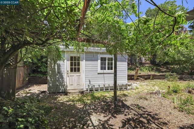 305 Overhill Rd, Orinda CA: https://media.crmls.org/mediaz/e2da5c03-5e33-4e71-841f-fe95e1641bcc.jpg
