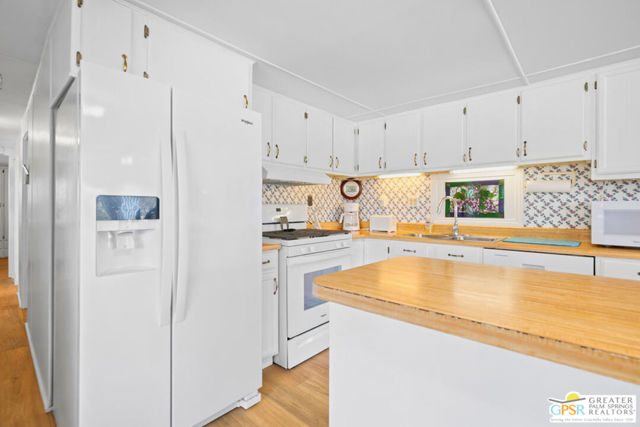 16740 Sunrise Road, Desert Hot Springs CA: https://media.crmls.org/mediaz/e2da653d-8fa3-4e7c-81fd-c435c028b8fe.jpg