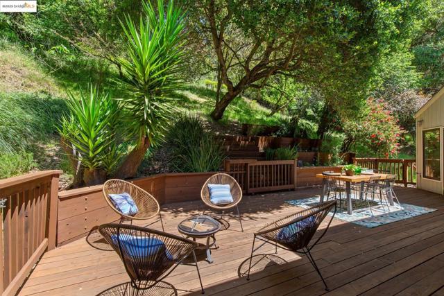 6766 Armour Dr, Oakland CA: https://media.crmls.org/mediaz/e2da7d20-4e1c-4559-8270-88713f1b53de.jpg