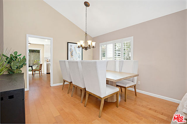 1668 Fox Springs Circle, Newbury Park CA: https://media.crmls.org/mediaz/e2dae7f3-b304-48c5-ac29-edf48bccbbc8.jpg