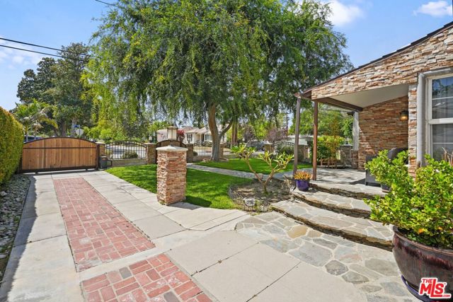 5324 Irvine Avenue, Valley Village CA: https://media.crmls.org/mediaz/e2db7a5c-6136-4780-ad7b-a0a12cabcceb.jpg