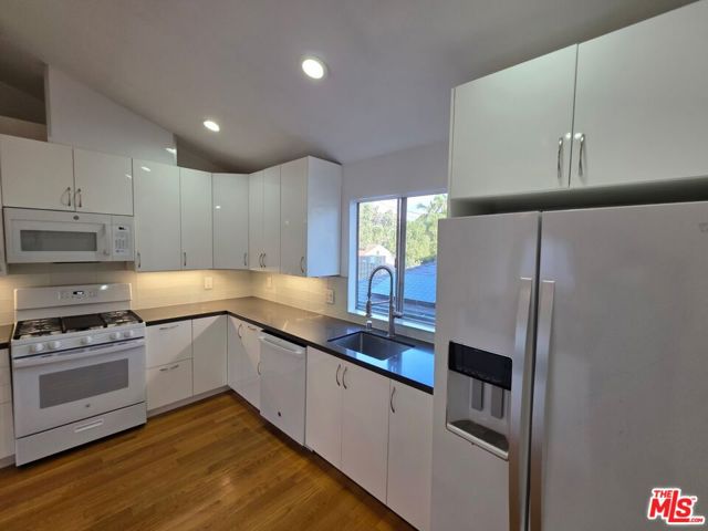 1029 Pleasantview Avenue, Venice CA: https://media.crmls.org/mediaz/e2dbb07b-f6cb-482b-97ab-765ad9deccc1.jpg