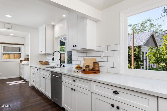 1807 New York Drive, Altadena CA: https://media.crmls.org/mediaz/e2dbf325-9df3-4357-996a-35eb5646c500.jpg