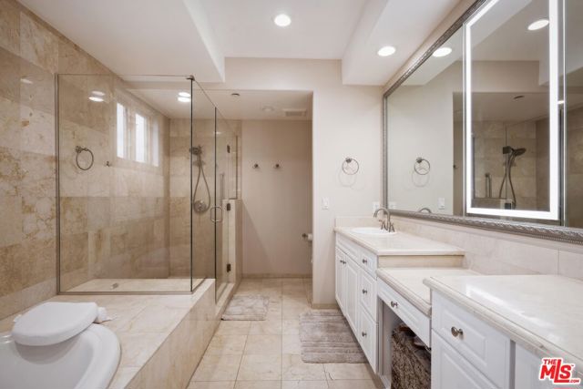 132 S Crescent Drive, Beverly Hills CA: https://media.crmls.org/mediaz/e2dc8b6e-b0be-40ff-ab31-515e4a85d090.jpg