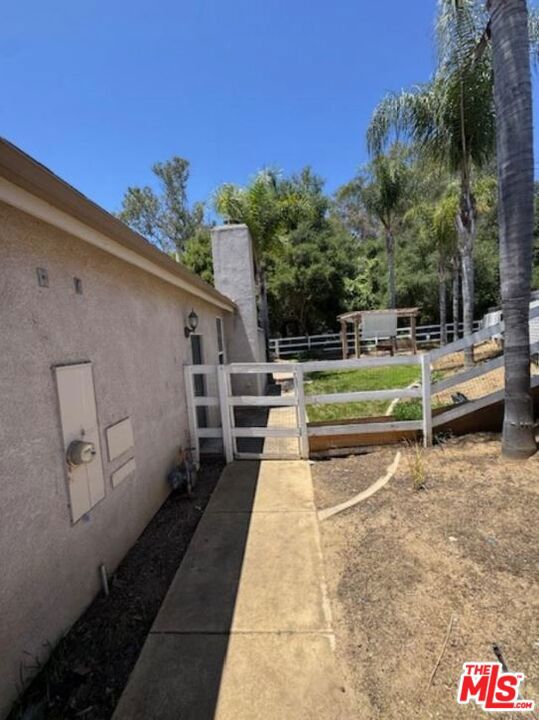 1808 Fallbrook Oaks Court, Fallbrook CA: https://media.crmls.org/mediaz/e2de0f54-b516-4538-826f-4226654ad939.jpg