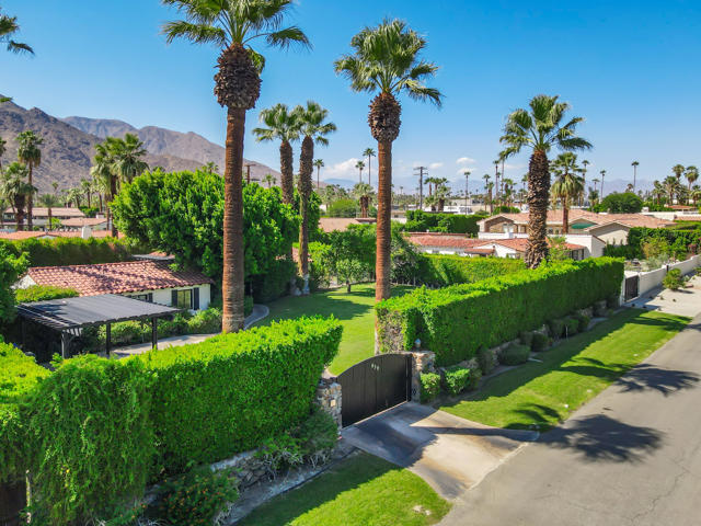 839 N Avenida Olivos, Palm Springs CA: https://media.crmls.org/mediaz/e2de5fa0-2b7f-46a7-813b-ef2fd3cc3773.jpg