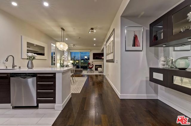 855 N Croft Avenue, Los Angeles CA: https://media.crmls.org/mediaz/e2deafeb-51bc-4e47-88e0-e5824948a4da.jpg