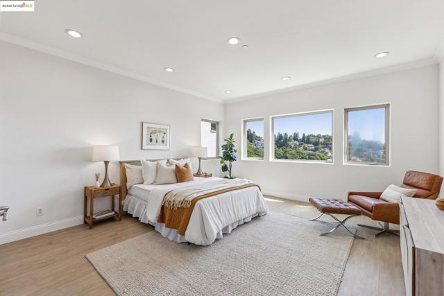 530 Gravatt Dr, Berkeley CA: https://media.crmls.org/mediaz/e2deff48-687c-407e-88ca-aae9d94d71fe.jpg