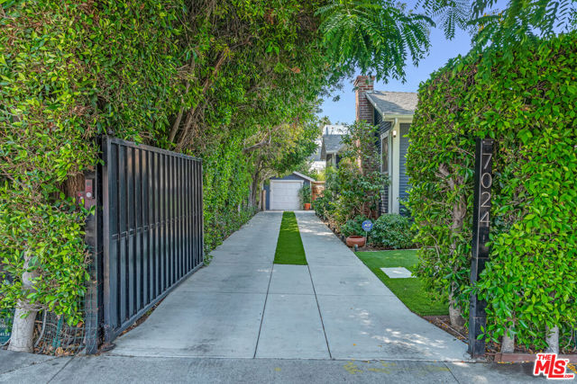 7024 De Longpre Avenue, Los Angeles CA: https://media.crmls.org/mediaz/e2df3fc8-f250-4e56-8b40-02156c077b88.jpg