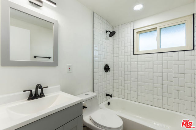 424 Markton Street, Los Angeles CA: https://media.crmls.org/mediaz/e2df9258-f9f3-43d0-a882-5c295baade5c.jpg