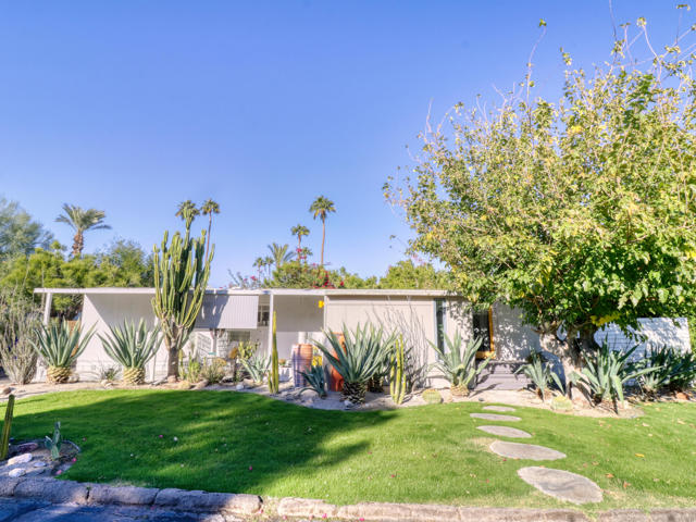 7 Ocotillo Lane, Palm Desert CA: https://media.crmls.org/mediaz/e2dfca08-dfe9-4d4a-82ef-e92bdc3fed2f.jpg