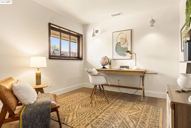 30 Lincolnshire Dr, Oakland CA: https://media.crmls.org/mediaz/e2e17175-630e-452f-a029-93a252ba01ed.jpg
